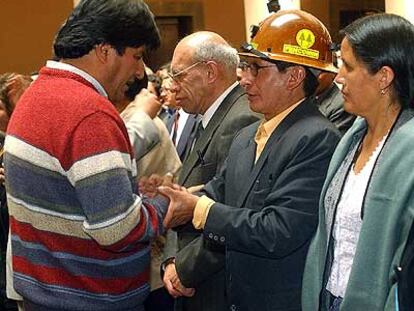 Evo Morales saluda a los nuevos ministros de Minería, Walter Villarroel, y de Justicia, Casimira Rodríguez.