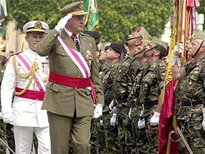 El rey Juan Carlos pasa revista a las tropas antes del desfile del Día de las Fuerzas Armadas celebrado en Almería.