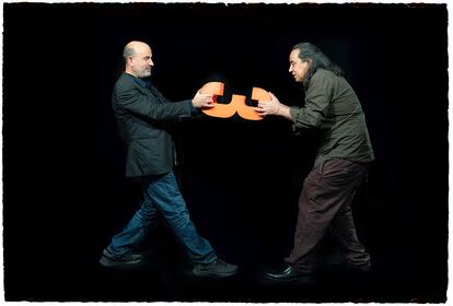 Los escritores Ernesto Pérez Zúñiga y Juan Carlos Méndez Guédez, fotografiados en el Instituto Cervantes de Madrid. 
