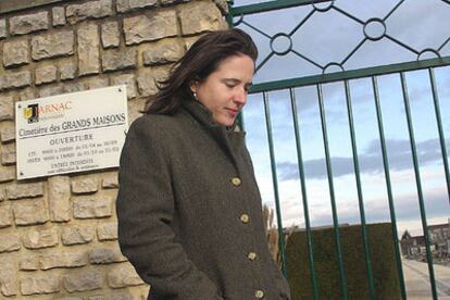 Mazarine Pingeot, en el cementerio de Jarnac, donde está enterrado su padre, en enero de 2004.