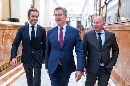 Borja Sémper, Alberto Núñez Feijóo y Miguel Tellado, en los pasillos del Congreso el pasado miércoles.