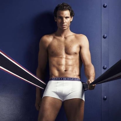 <strong>Su historia con la ropa interior.</strong> El tenista mallorquín, 30 años, protagonizó la campaña de ropa interior de 2016 de Tommy Hilfiger. "Siempre he admirado el estilo 'cool' y auténticamente americano de Tommy. Sus diseños son sofisticados y fáciles de llevar".
<strong>Lo que podemos aprender.</strong> Si eres de los que se ponen morenos sin buscarlo, unos calzoncillos tan blancos y satinados como los que lleva Nadal te harán justicia. Poner cara de circunstancias es opcional, aunque al tenista le funciona: las ventas de calzoncillos de la firma se han disparado desde que él es imagen de Hilfiger.