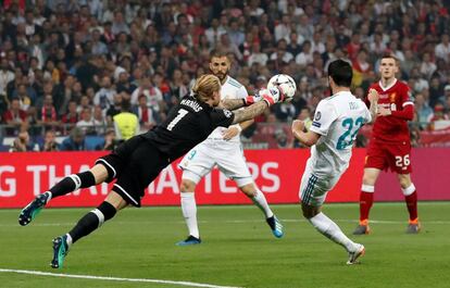 El portero del Liverpool, Loris Karius, para una ocasión de gol del Real Madrid.