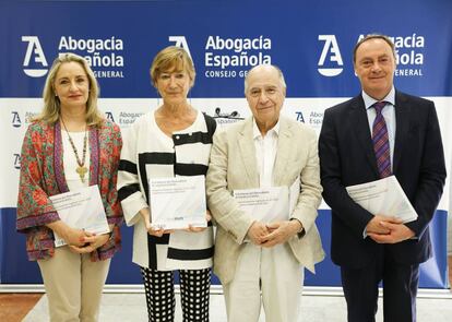 Presentación Informe Observatorio Justicia Gratuita. De izq. a dcha.: Cristina Sancho, presidenta de la Fundación Aranzadi LA LEY, Victoria Ortega, presidenta de la Abogacía, el presidente de Metroscopia, José Juan Toharia  y el presidente de la Comisión de Asistencia Jurídica Gratuita del propio Consejo, Antonio Morán. 