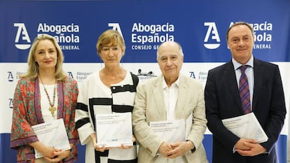 Presentación Informe Observatorio Justicia Gratuita. De izq. a dcha.: Cristina Sancho, presidenta de la Fundación Aranzadi LA LEY, Victoria Ortega, presidenta de la Abogacía, el presidente de Metroscopia, José Juan Toharia  y el presidente de la Comisión de Asistencia Jurídica Gratuita del propio Consejo, Antonio Morán. 