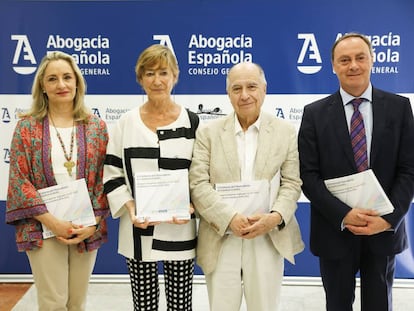 Presentación Informe Observatorio Justicia Gratuita. De izq. a dcha.: Cristina Sancho, presidenta de la Fundación Aranzadi LA LEY, Victoria Ortega, presidenta de la Abogacía, el presidente de Metroscopia, José Juan Toharia  y el presidente de la Comisión de Asistencia Jurídica Gratuita del propio Consejo, Antonio Morán. 