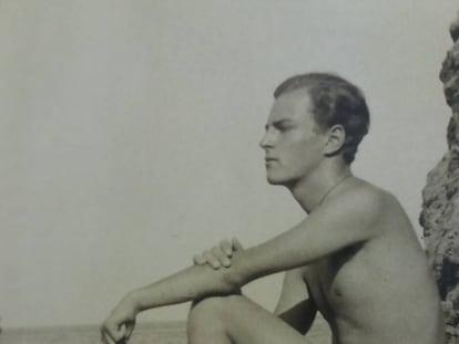 Patrick Leigh Fermor, retratat a Grècia el 1936 per Balasha Cantacuceno.