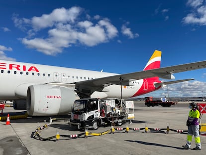 El avión de Iberia con biocombustible, estacionado en el Aeropuerto Adolfo Suárez- Madrid Barajas.