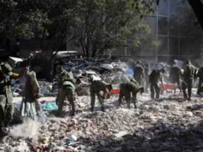 Militares continúan con la búsqueda de cuerpos hoy, domingo 3 de febrero de 2013, en los escombros del edificio de Petróleos Mexicanos (Pemex), en Ciudad de México, donde se registró una explosión el jueves pasado.