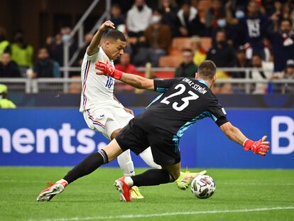 Mbappé supera a Unai Simón en la acción del gol del triunfo de Francia