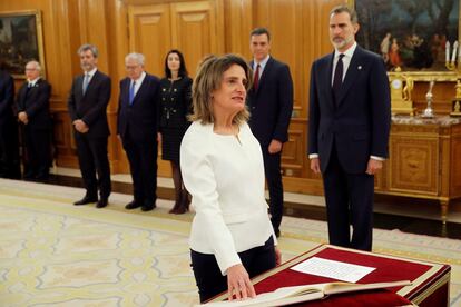 La vicepresidenta de Transición Ecológica y Reto Democrático, Teresa Ribera, jura su cargo en el palacio de La Zarzuela.