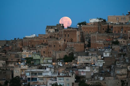 Vista de la ciudad turca de Mardin, durante el eclipse de luna.