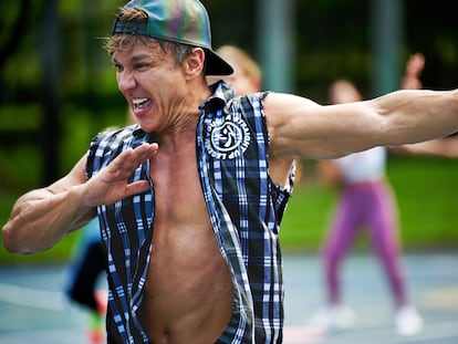 “Si no viene la monitora, me pongo yo”: hombres que prefieren las clases de Zumba a las pesas y el CrossFit
