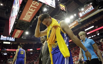 Stephen Curry abandona la cancha lesionado.