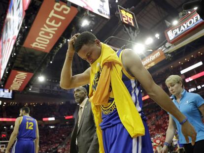 Stephen Curry abandona la cancha lesionado.