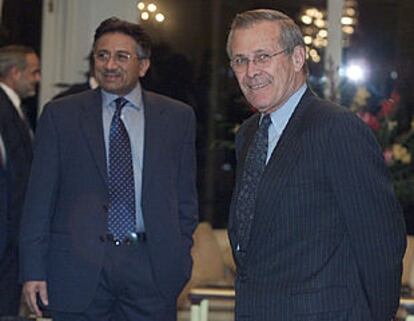 El presidente paquistaní, Musharraf (a la izquierda), y el secretario de Defensa, Rumsfeld, en Islamabad.