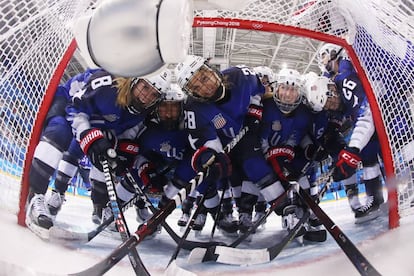 As integrantes da equipe feminina de hóquei no gelo dos EUA posam após marcar um gol contra a Rússia.