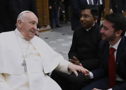 Nahuel Sotelo saluda al Papa Francisco tras la canonización de Maria Antonia de Paz y Figueroa (Mamá Antula), la Ciudad del Vaticano, en febrero de 2024.