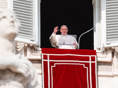 El Papa saluda a los fieles durante la celebración del Angelus el pasado domingo.