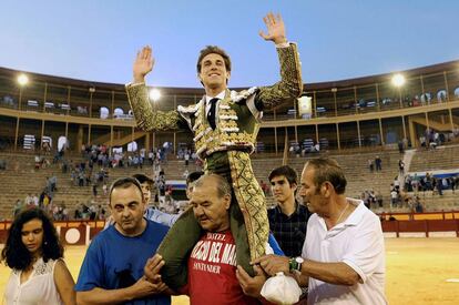 Ginés Marín, a hombros en Alicante.