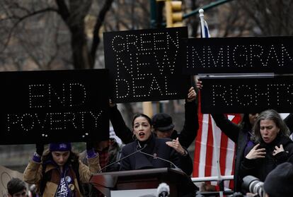 La congresista de Nueva York, Alexandria Ocasio-Cortez habla durante la Marcha de la Mujer en protesta por las políticas del presidente de los Estados Unidos, Donald J. Trump, en Nueva York. Hoy es la tercera vez que la organización sale a las calles.