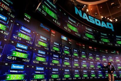 Pantallas del Nasdaq con la cotización de Facebook.