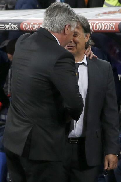Ancelotti y el Tata Martino se saludan antes del comienzo del partido