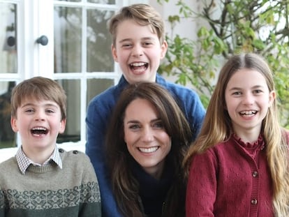 Kate Middleton con sus hijos Jorge, Carlota y Luis, en la famosa imagen difundida por el palacio de Kensington y cuya manipulación digital ha sido reconocida por la propia princesa de Gales.