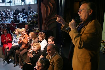 17 de enero de 2006.<br> Final del I Concurso de Karaoke para mayores, presentado por Manolo Escobar, y al que asistió Esperanza Aguirre, en Madrid.