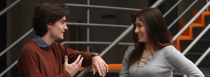 Víctor Prieto e Isabella González, miembros de un club de debate en la Facultad de Económicas de la UCM.