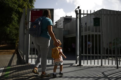 Una dona i un infant entren a una escola de Barcelona