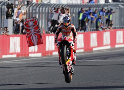 Márquez, cruzando la línea de meta.