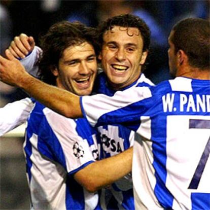 Sergio González y Walter Pandiani felicitan a Héctor después de marcar el primer gol contra AEK.