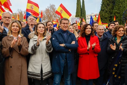 Desde la izquierda, Alicia García, Cuca Gamarra, Alberto Núñez Feijóo, Isabel Díaz Ayuso, Miguel Tellado y Dolors Montserrat,  este domingo durante el acto del PP contra la amnistía. 