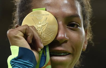 Rafaela Silva exibe sua medalha.