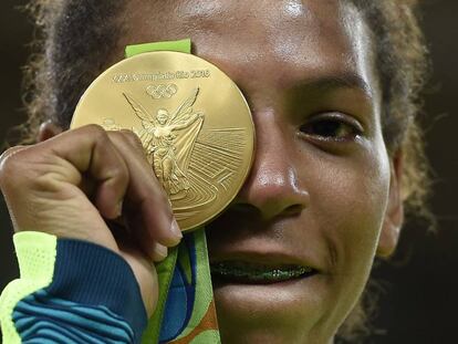 Rafaela Silva exibe sua medalha.