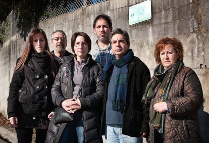 <strong> Los vecinos de Angrois, en Santiago de Compostela, acudieron a socorrer a las víctimas del accidente de tren que dejó 79 muertos.</strong> <p> Por <b> Natalia Junquera. </b><p>Se enfrentaron solos a un horror para el que tampoco están preparados los profesionales de la tragedia: bomberos, médicos, policías. Y cuando los equipos de emergencia llegaron, la magnitud del drama era tan grande que los vecinos de Angrois (Santiago) siguieron ayudando. “No daban abasto. Te decían: ‘No dejes que se duerma’. Y yo hablaba a los heridos para que no se durmieran, para que no murieran. Les apretaba la mano cuando se les cerraban los ojos, les preguntaba dónde iban, de dónde eran…”, recuerda Isidoro Castaño. Hace poco, en un homenaje a las víctimas del accidente del tren que descarriló el 24 de julio y mató a 79 personas, encontró a una de las mujeres a las que había mantenido despierta, viva. “Me dijo: ‘¿Te acuerdas de mí?’. Nos dimos un abrazo. Es lo mejor que me ha pasado en los últimos cuatro meses”. Castaño cuenta cómo los casi 300 habitantes de Angrois hicieron una cadena humana para ayudar. “Trajeron mantas, agua y lo que pudiera servir para evacuar heridos”. El accidente sigue presente. “Hay vecinos muy afectados, en tratamiento psicológico. El puente sigue lleno de flores. Las miradas se van siempre a las vías. Fátima, una chica con síndrome de Down que perdió a sus padres, viene a ver al chico que la sacó del tren. Se han establecido vínculos fuertes. No pensamos en otra cosa”. <p> <hr /> <p> <strong> Natalia Junquera es periodista de EL PAÍS.</strong>