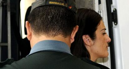 La Guardia Civil conduce a Sara L.H. a la Audiencia de Sevilla para ser juzgada.