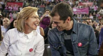 Rosa Díez charla con Toni Cantó en el mitin de UPyD en Vistalegre.