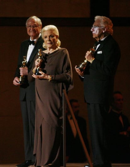 Gordon Willis, a la derecha, junto a Lauren Bacall y Roger Corman, en 2009, cuando recibieron el Oscar Honorífico a sus respectivas carreras.
