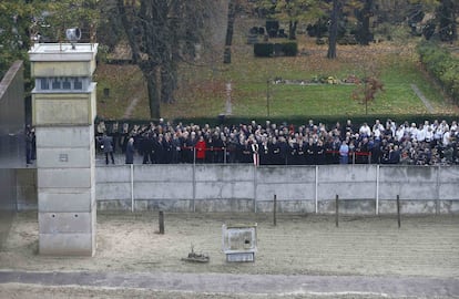 La canciller alemana Ángela Merkel y dignatarios tomar parte en la ceremonia para conmemorar el 25 aniversario de la caída del muro de Berlín.