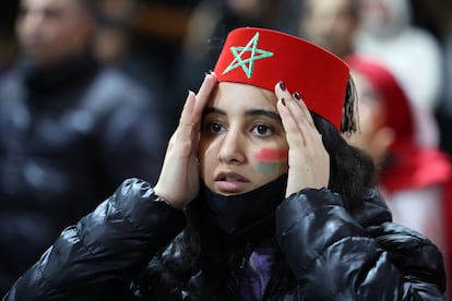 Una joven reacciona en Casablanca a una jugada en la semifinal entre Francia y Marruecos.