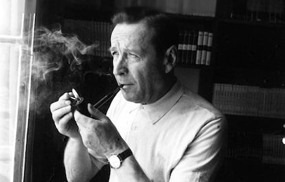 Georges Simenon en su despacho en 1961.