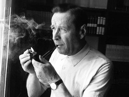 Georges Simenon en su despacho en 1961.