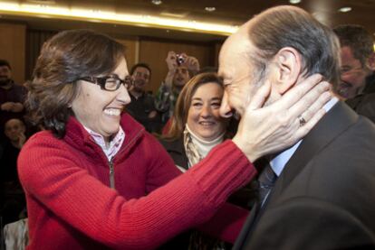 La exministra Rosa Aguilar saluda a Alfredo Pérez Rubalcaba, ayer en un acto en Córdoba.