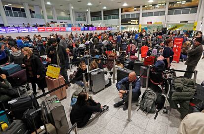 Cientos de pasajeros esperan en el aeropuerto de Gatwick, Londres, Reino Unido.