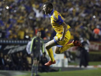 Andre-Pierre Gignac celebra el primer gol de los tigres.