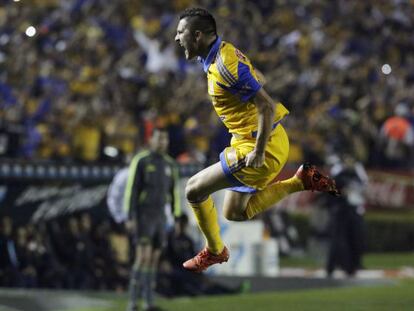 Andre-Pierre Gignac celebra el primer gol de los tigres.