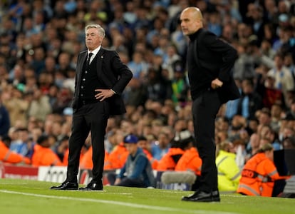 Carlo Ancelotti y Pep Guardiola, durante el partido de semifinales de Champions League entre el Real Madrid y el Manchester City, en el Etihad Stadium, este miércoles.