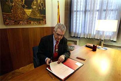 Pasqual Maragall, ayer en el despacho presidencial, tras la toma de posesión.